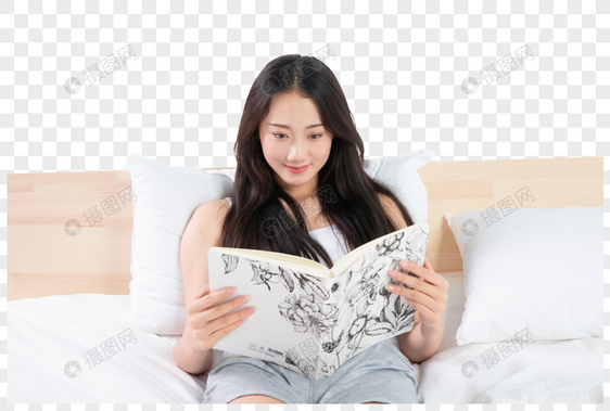 美女坐在床上看书图片