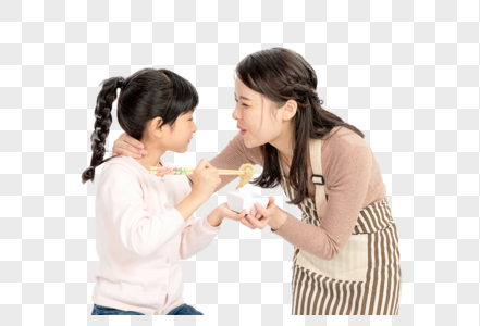 女儿喂妈妈吃水饺图片