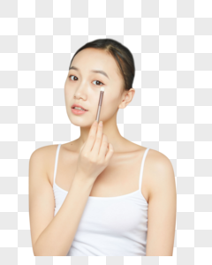 女性使用眼影刷图片