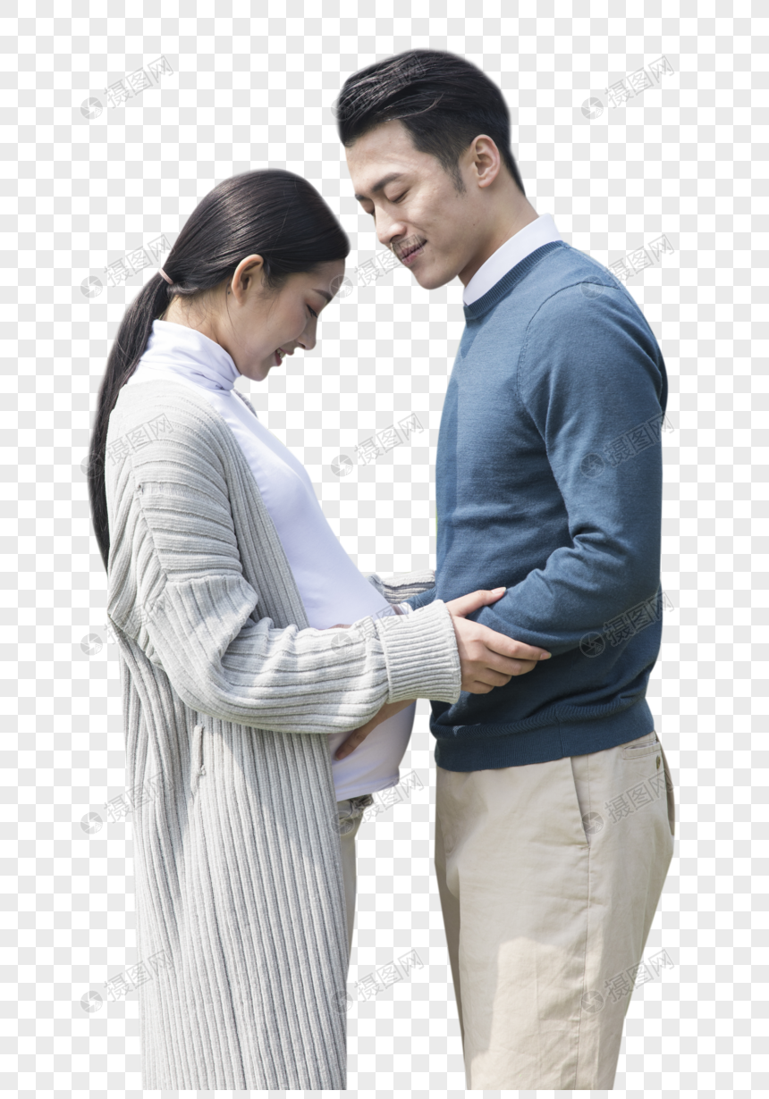 丈夫陪孕妇在公园