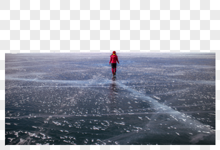 冰上行走的人图片