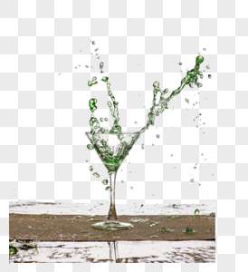 绿色饮料玻璃杯中的水珠图片