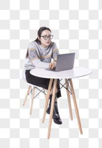 看电脑的年轻女性高清图片