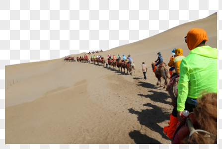 敦煌鸣沙山驼队行驶沙漠中图片