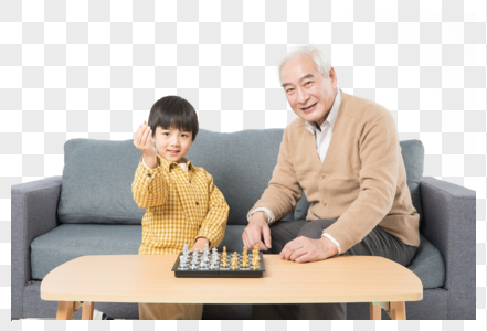 爷孙俩在茶几上下棋图片