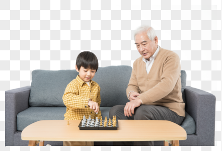 爷孙俩在茶几上下棋图片