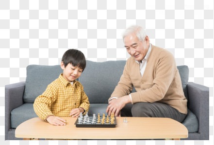 爷孙俩在茶几上下棋图片