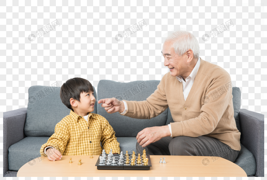 爷孙俩在茶几上下棋图片