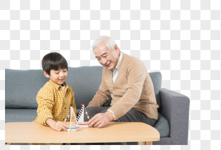 爷孙俩坐在沙发上玩帆船图片