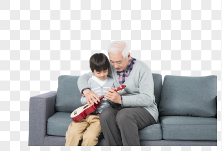爷孙坐在沙发上弹尤克里里图片