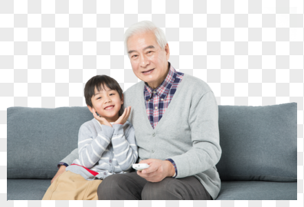 爷孙俩坐在沙发上看电视图片