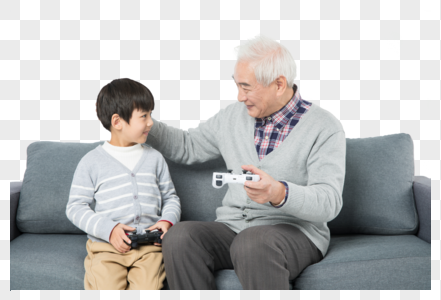 爷孙俩坐在沙发上玩游戏图片