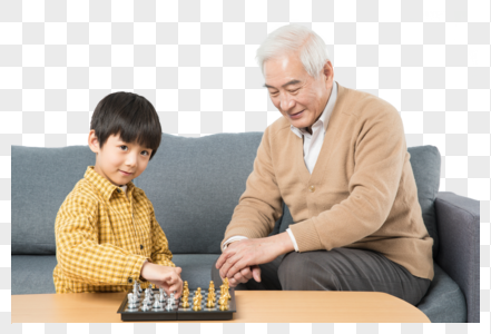 爷孙俩坐在沙发上下棋图片