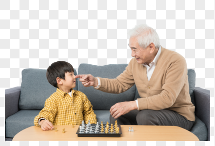 爷孙俩坐在沙发上下棋图片