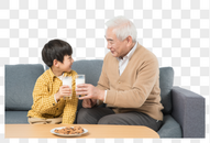 爷孙俩坐在沙发上喝牛奶图片