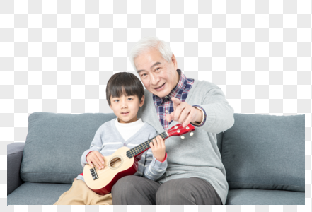 爷孙俩坐在沙发弹上琴图片