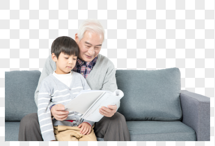 爷孙俩坐在沙发上看书图片