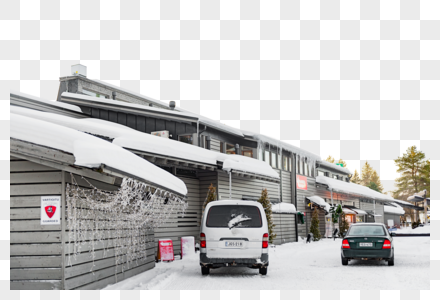 芬兰洛瓦涅米圣诞老人村屋檐白雪高清图片