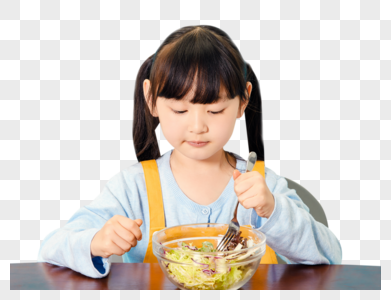 小女孩吃沙拉高清图片