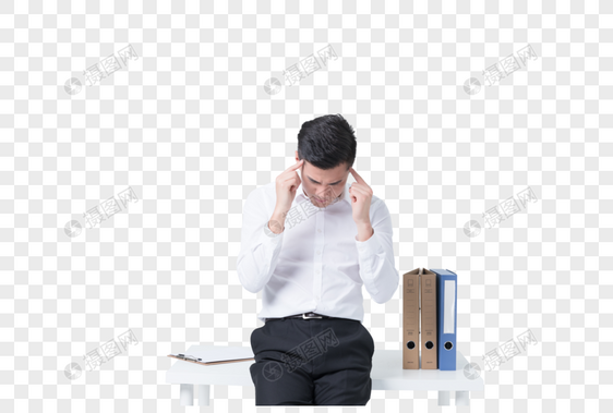 办公桌上思考的商务男性工程师图片