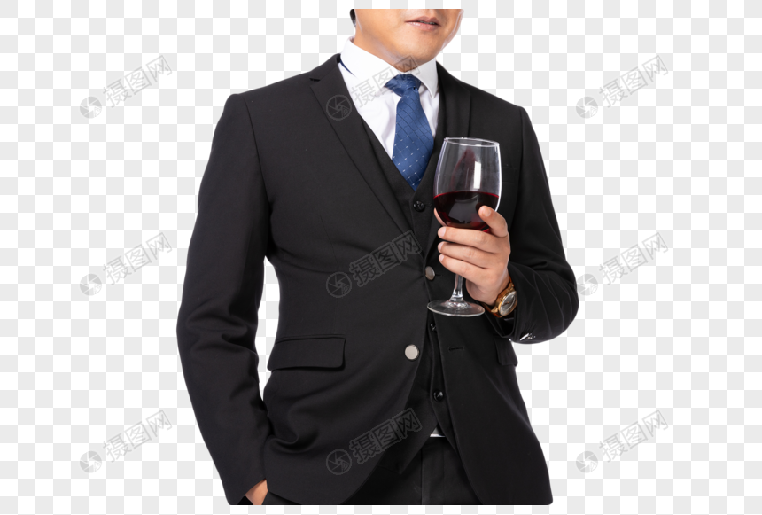 身着西装手拿红酒杯