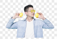 戴着柠檬眼镜的青年男性图片