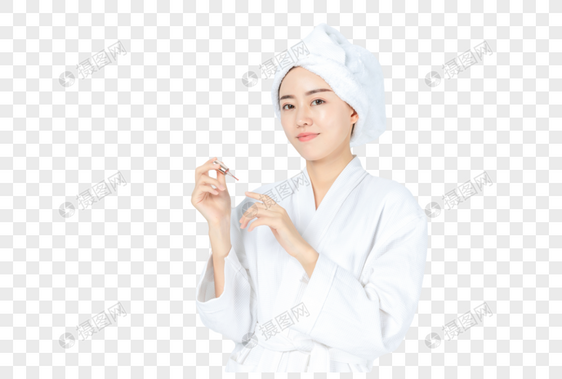 浴巾美女涂指甲油图片