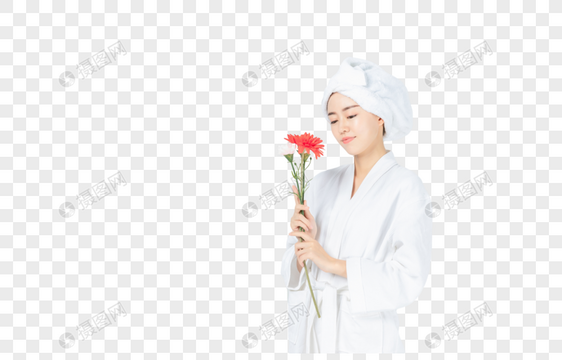 浴巾美女手拿鲜花图片