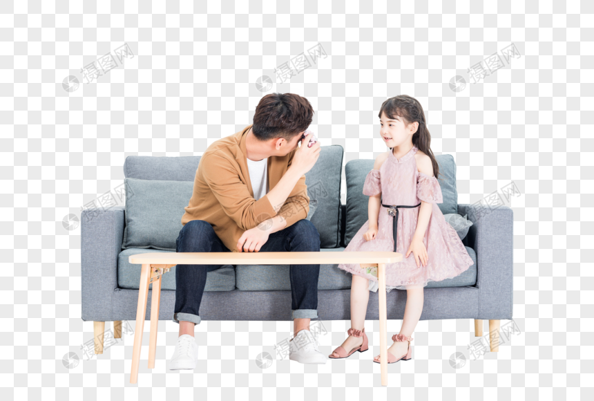 年轻爸爸和女儿在客厅沙发拍照自拍