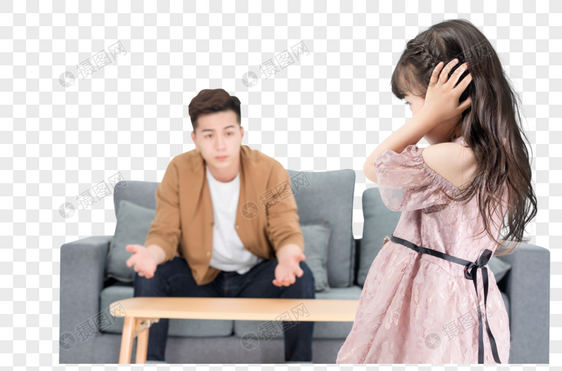 年轻爸爸在客厅沙发教育女儿图片