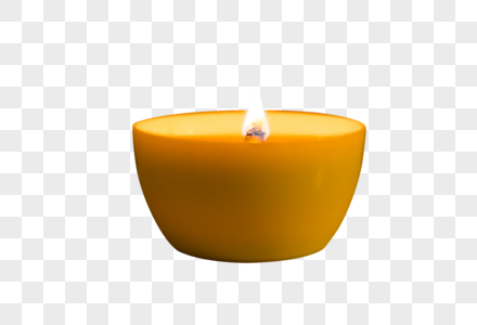 一杯燃烧的蜡烛放在书桌旁图片