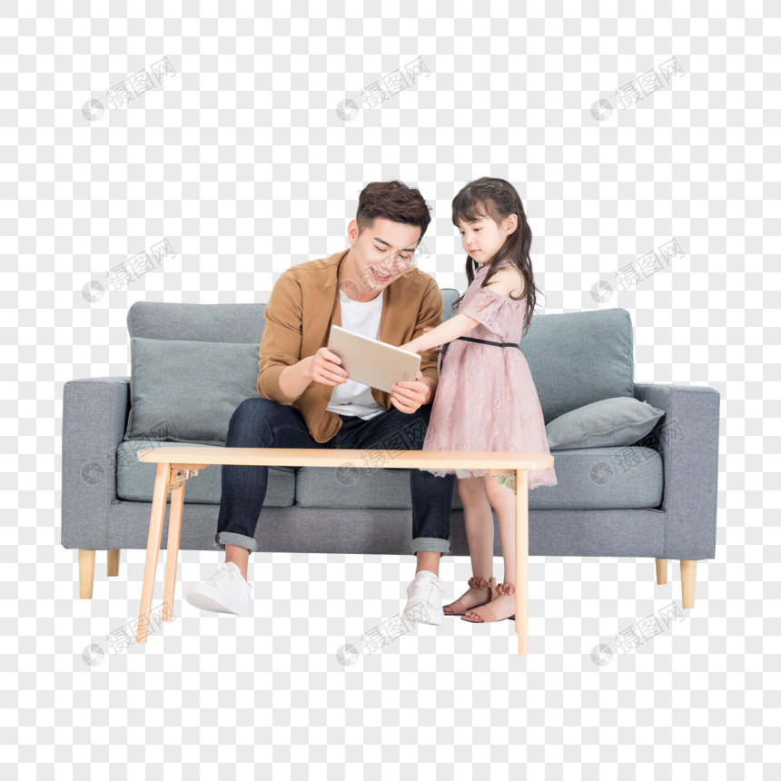 年轻爸爸和女儿在客厅沙发使用电脑学习