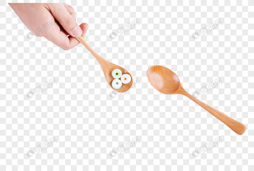 手拿勺子
