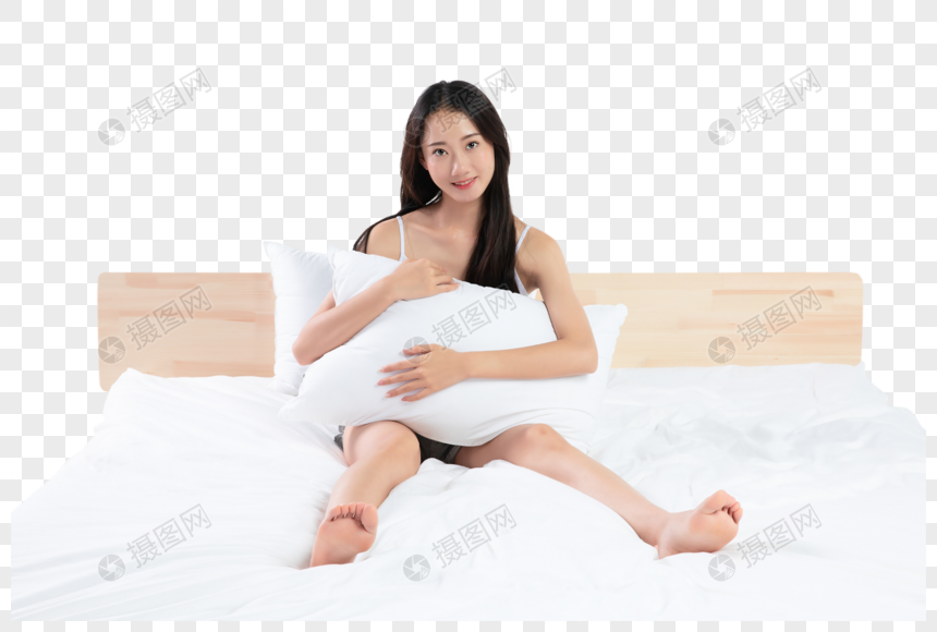 免抠元素 免抠人像 年轻女性抱着枕头在床上.png