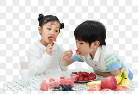 孩子在餐桌上吃水果图片