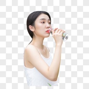 少女在喝水图片
