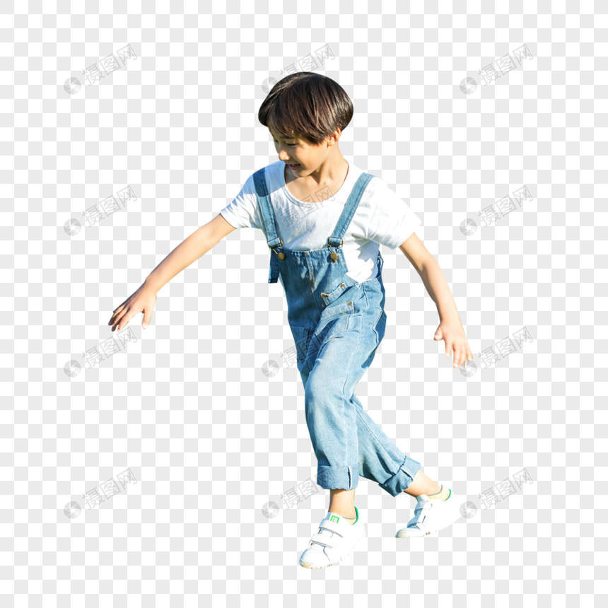 小男孩草地奔跑