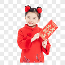 春节过年小女孩开心拿着红包图片