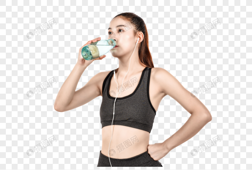 运动后喝水休息的女生图片