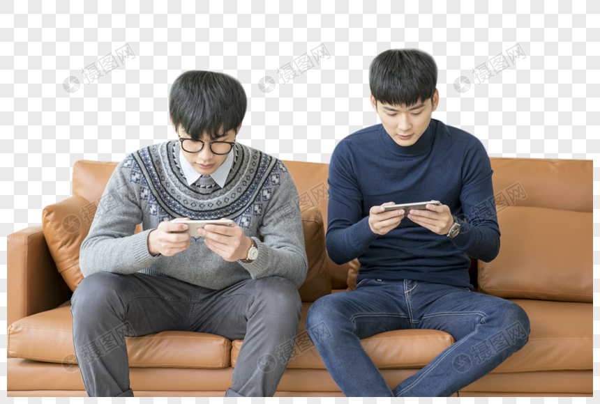 两个男孩沙发上打游戏图片