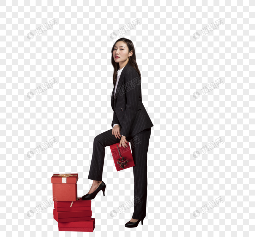 脚踩礼物盒的职业女性图片