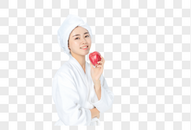 浴巾女性手拿苹果图片