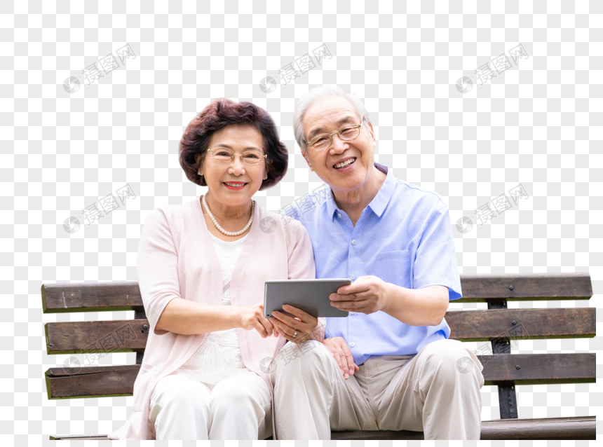 老年夫妇户外使用平板电脑图片