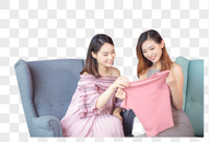 看衣服的年轻女性图片