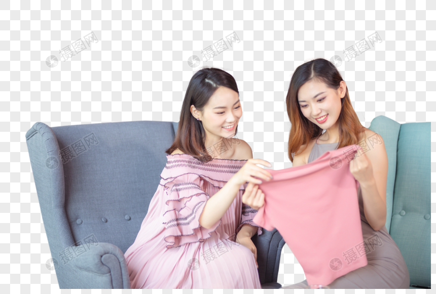 看衣服的年轻女性图片