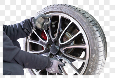男子汽修安装轮胎细节图片