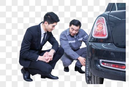 汽修车间维修人员和客户修理汽车图片