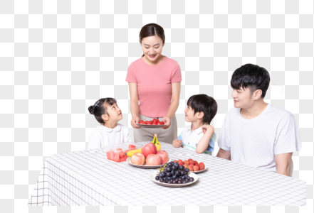 一家人餐桌前吃水果图片
