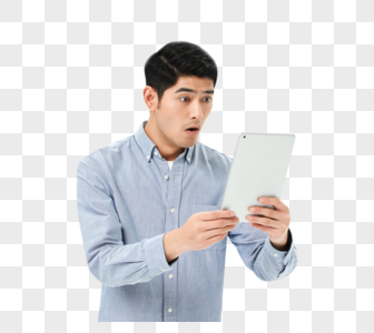 青年男性看平板电脑图片