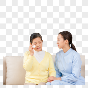 老人伤心落泪护工陪伴